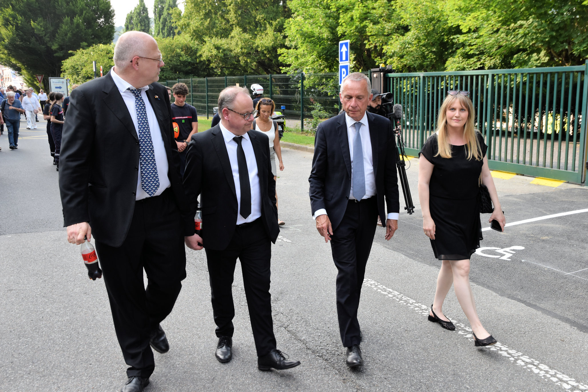 Konsul Zöller, OB Hornikel, BM Combes und Frau Hornikel, auf dem Weg zur Begräbnisstätte