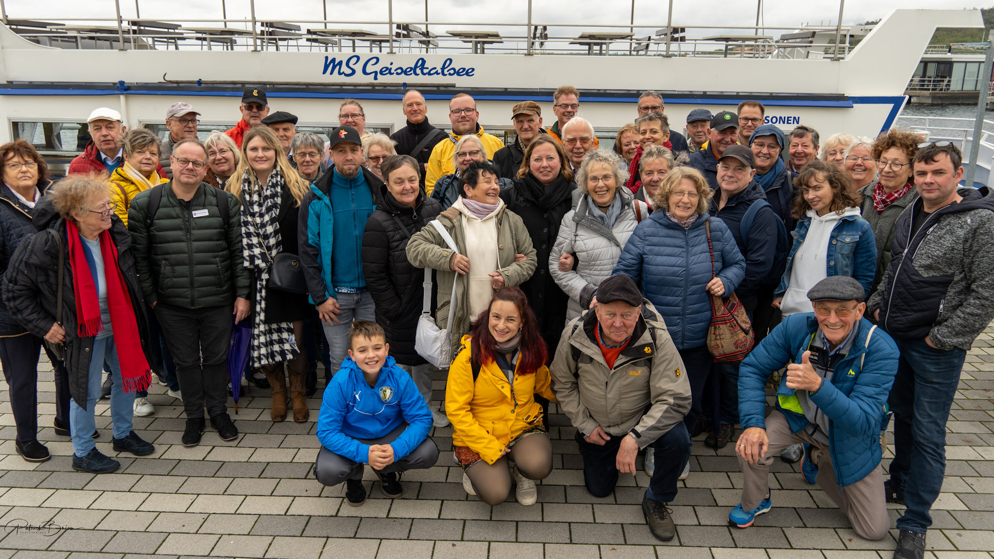 Die Gruppe vor dem Ausflugsschiff